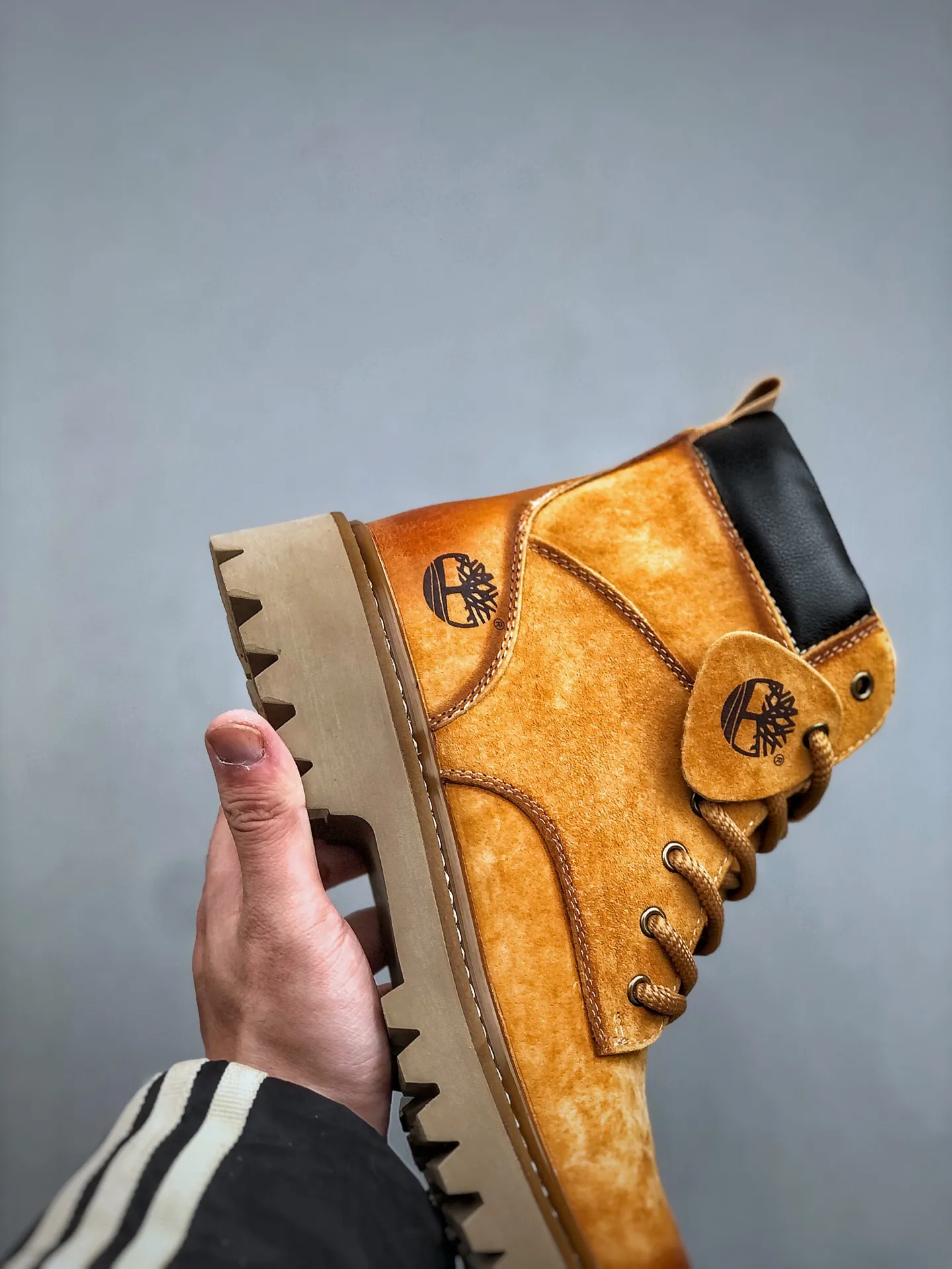 Welfare special price💰480 Timberland Timberland/Timberland new autumn and winter products (plush lining🔥warm and heat-locking) autumn and winter must-have outdoor casual rhubarb boots series #Guangdong Dachang quality original box original packaging fashion trend matching the fabric is made of Italian 🇮🇹 top frosted fine-grained cowhide with anti-odor and anti-corrosion genuine leather latex insoles. The outsole and hardware are all made from raw materials of the original factory. They are the same as the original Goodyear never-opening process. Good products do not kill pigs. The quality of the first order is strictly controlled. Exclusively released on the entire network. There is no doubt about the quality. The whole set of official website unified packaging gives you a perfect wearing experience. The quality is exquisite and durable. A must-have for sportsmen. Specially designed to prevent handsomeness. High-quality and first-class foot feel. Specially used for outdoor cold protection this winter. Daily casual matching. Size: 38 39 40 41 42 43 44 (leather shoe size)